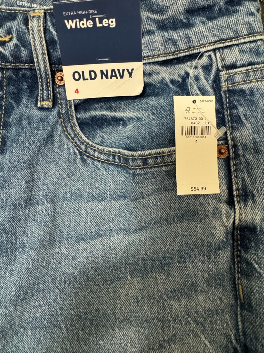Old Navy Wide-Leg Jeans in Light Blue Wash - Picture 3 of 3